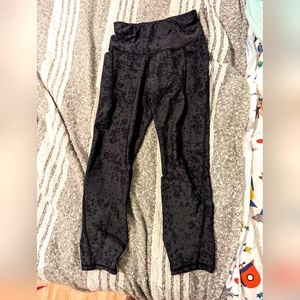 Size M compression leggings in cute grey cheetah print ...7/8 length